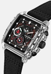 Orologio da polso quadrato della polizia con quadrante multiscala nero e rosso, cassa trasparente, cinturino intrecciato nero e tre pulsanti laterali neri.