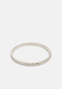 Bracciale in metallo con una serie di maglie quadrate, caratterizzato da una superficie testurizzata e di colore argento lucido; fissato con una chiusura centrale.