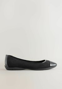 Zwarte balletschoenen van gestructureerd suede met een glanzende lakleren neus. Rond neusvorm en minimalistisch ontwerp.