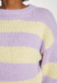 Sweater de malha com riscas alternadas em lavanda e creme, com um decote redondo canelado e um tecido suave e texturizado.