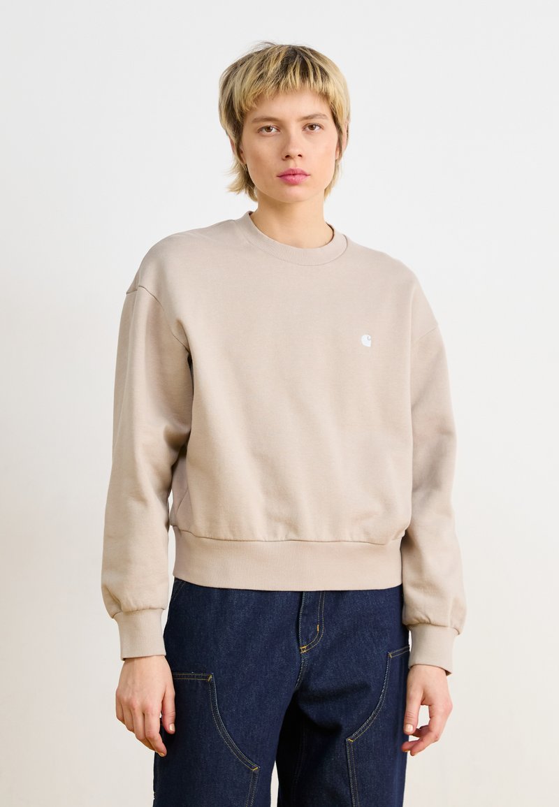 Beezž sweatshirt ümmarguse kaelusega, soonikkätiste ja vöökohaga. Ees on väike valge logo. Pehme kangasteksts.