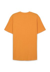 Maglietta arancione a maniche corte con un motivo a maglia testurizzato e linee verticali in rilievo. Design girocollo, tessuto leggero.