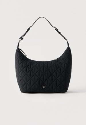 Sac à bandoulière noir matelassé avec bandoulière réglable, fermeture éclair courbée sur le dessus et petit logo argenté au centre avant.