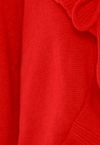 Maglione rosso lavorato a maglia con una texture morbida, che presenta un colletto e polsini arricciati. Cuciture lisce e uniformi in tutto il capo.