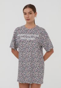 Abito t-shirt con stampa leopardata in grigio, con maniche corte e scollo arrotondato. Presenta un testo grafico testurizzato: "NON DISTURBARE LA REGINA."