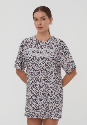 Abito t-shirt con stampa leopardata in grigio, con maniche corte e scollo arrotondato. Presenta un testo grafico testurizzato: "NON DISTURBARE LA REGINA."