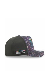 Casquette de baseball noire et multicolore avec un motif moucheté, visière courbée et une étiquette en patch en relief portant l'inscription "CRUCIAL CATCH INTERCEPT CANCER".