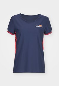 Camiseta de marina hecha de tela suave, con mangas cortas con acentos rojos, un cuello redondo y un logo blanco en el pecho.