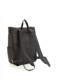 Zaino in pelle marrone con una finitura testurizzata, dotato di due spallacci, una maniglia superiore e tasche esterne per lo stoccaggio.