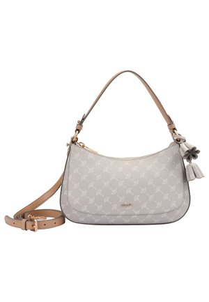 Sac à bandoulière gris clair avec sangle beige réglable, motif subtil, breloque pompon en forme de fleur et logo doré sur le devant.