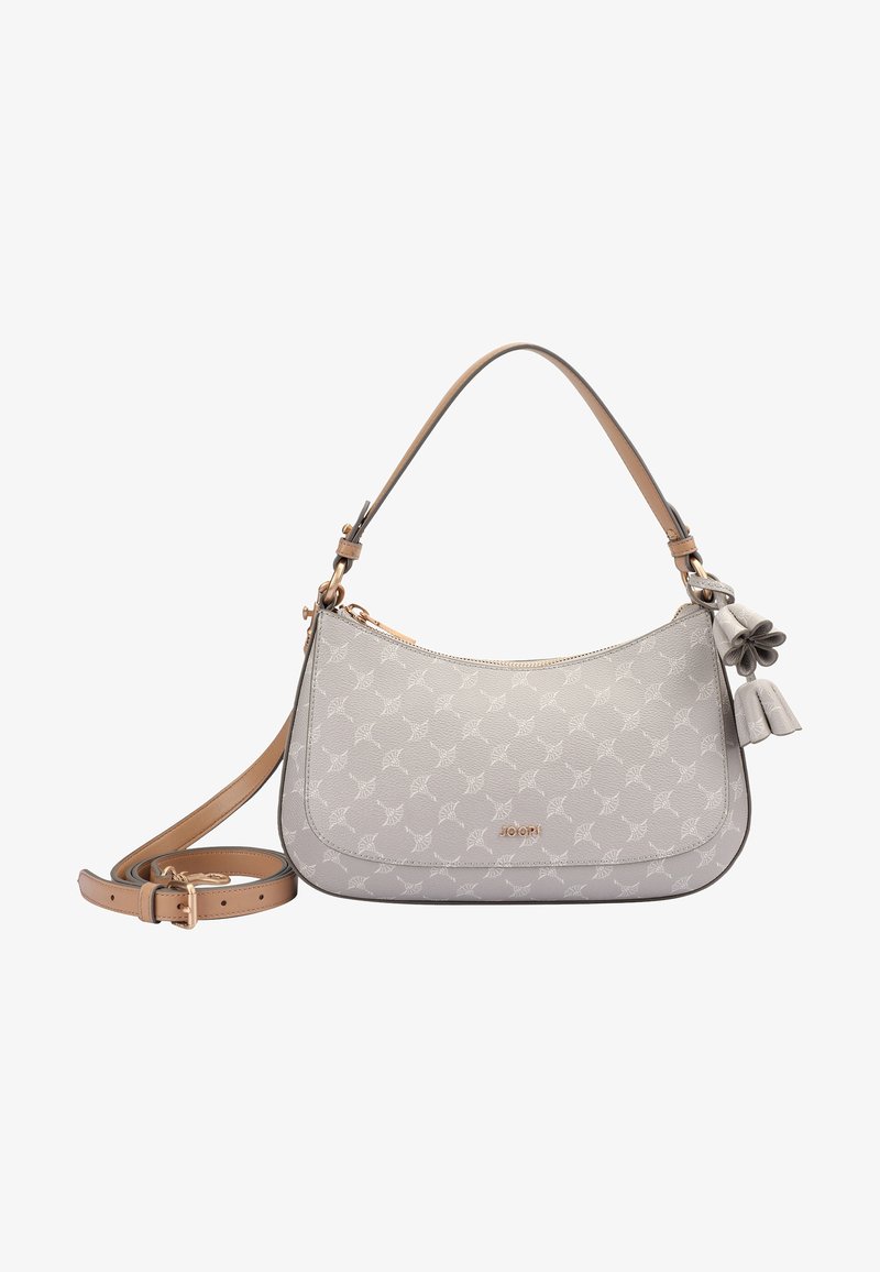 Sac à bandoulière gris clair avec sangle beige réglable, motif subtil, breloque pompon en forme de fleur et logo doré sur le devant.