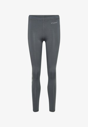 Szare sportowe legginsy o pełnej długości z wysokim stanem, płaskimi szwami i małym logo "hummel" na górnej lewej części uda.
