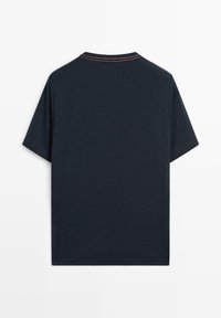 T-shirt di cotone blu navy con colletto rotondo, maniche corte e cuciture arancioni a contrasto nel colletto. Design semplice, senza motivi né grafiche.