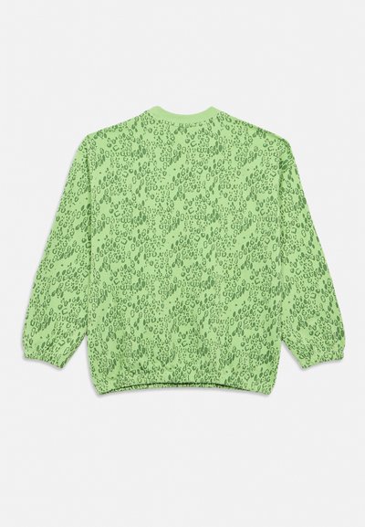 Langermet, lys grønn skjorte med mørkegrønt abstrakt leopardmønster, elastiske mansjetter og midjebånd, vist flatt fra baksiden.