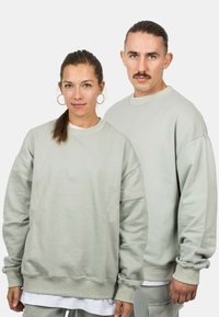 HEAVYWEIGHT CREWNECK - Melegítőfelső - sage green