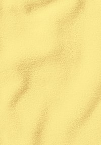 Getextureerde gele stof met een zachte, licht geborstelde oppervlak, dat zachte golven en subtiele variaties in tint door het materiaal vertoont.