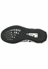 Černá gumová podrážka s vlnitým vzorem, která má bílou vrchní vrstvu potištěnou černým textem a grafikou. Hranaté okraje.