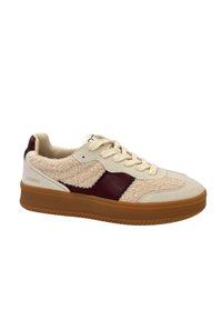 Beige sneaker met een pluizige crèmekleurige stof en een bordeauxleren accent. Rubberen zool in bruin met een gestructureerd grippatroon. Ronde veters.