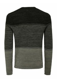 Langärmliger Pullover in Farbverlauf von Dunkelgrau zu Hellgrau. Stricktextur mit rundem Ausschnitt und eng anliegenden Bündchen.