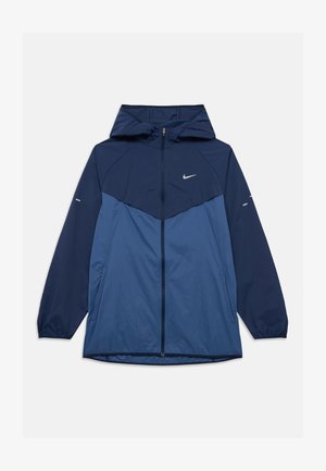 Nike-tuulitakki tummansinisenä ja laivastonsinisenä, jossa on vetoketjullinen etuosa, huppu ja heijastavat yksityiskohdat hihoissa. Kevyt materiaali ja sileä pinta.