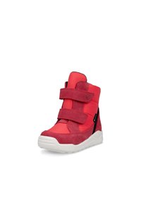 Rode hoge sneakers met twee klittenbandsluitingen, gemaakt van een mix van stof en suède, met een witte rubberen zool en zwarte accenten.