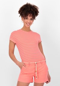 Koraal gestreept t-shirt met korte mouwen, gecombineerd met koraal korte broek met een trekkoord in de taille en decoratieve kralen. Soepele stoftextuur.