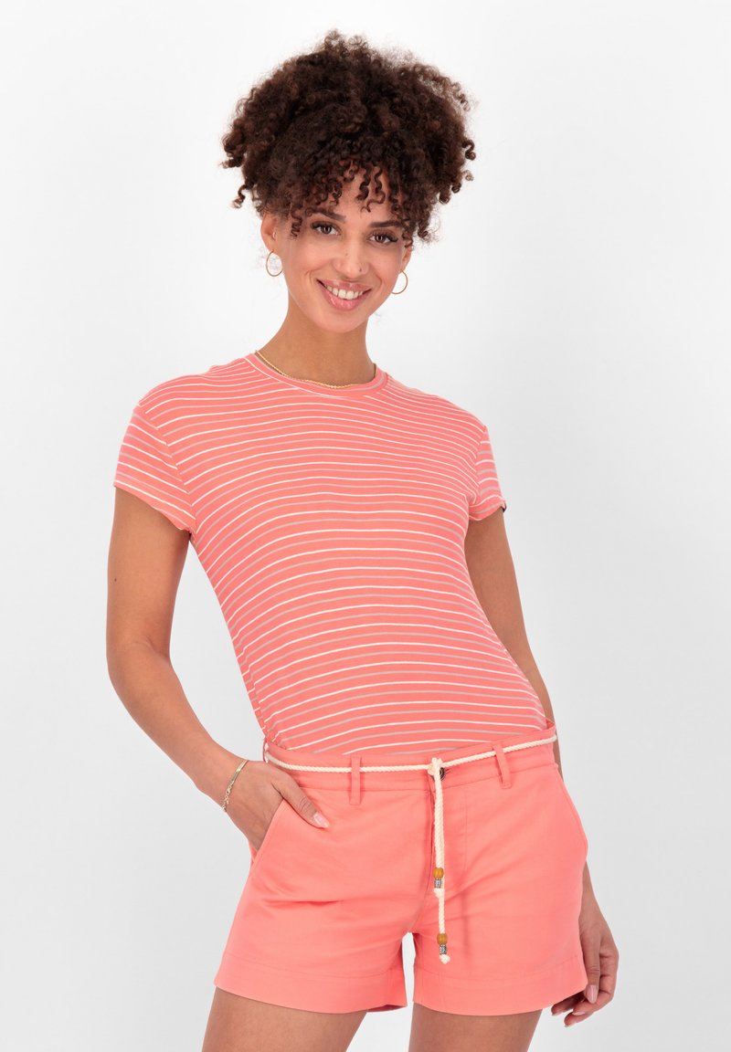 Koraal gestreept t-shirt met korte mouwen, gecombineerd met koraal korte broek met een trekkoord in de taille en decoratieve kralen. Soepele stoftextuur.