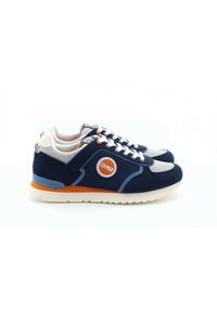 Sneaker blu navy con tomaia in suede e tessuto, lacci bianchi, dettagli arancioni, patch del logo sul lato e suola bianca a contrasto.