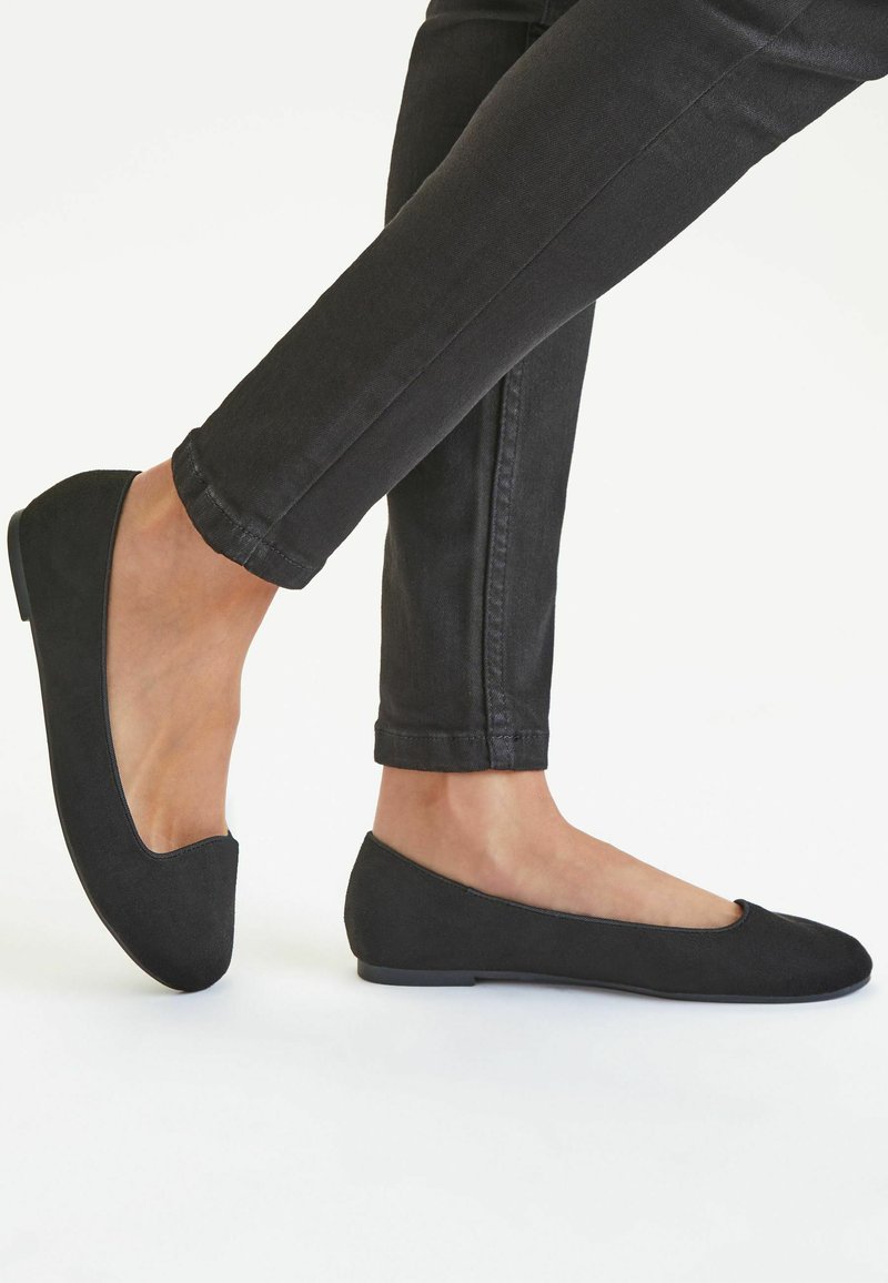 Friends Like These Ballerine - black suedette