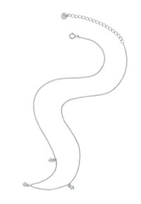 Silverfärgad kedjennäcka med tre klara kristallaccenter. Har en elegant design och justerbar lås med en liten berlock i slutet.