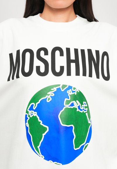 Weißer Sweatshirt mit einem schwarzen "MOSCHINO"-Logo über einem bunten Globusdesign, das blaue Ozeane und grüne Kontinente mit weißen Umrissen zeigt.