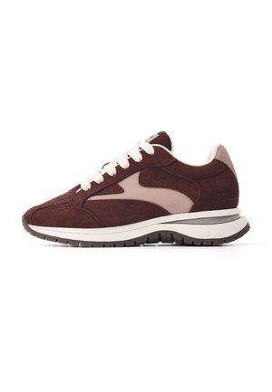 Casualowy sneaker w brązowym i beżowym kolorze z białymi sznurowadłami, teksturowaną podeszwą i wyściełanym kołnierzem, pokazany od zewnętrznej strony na białym tle.