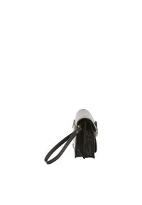 Borsa a mano in pelle nera con un design strutturato, base piatta, parte superiore stretta e tracolla removibile. Presenta una texture liscia e hardware minimale.