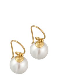 Ohrringe in goldfarbener Ausführung mit runden weißen Perlen, die eine glatte Oberfläche aufweisen. Die Haken sind gebogen und haben oben einen kleinen, sphärischen Akzent.