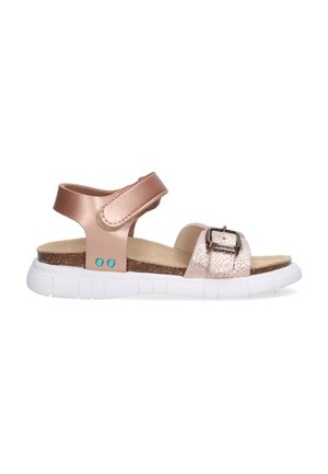 Roze gouden sandaal voor kinderen met witte zool, verstelbare klittenbandsluiting rond de enkel, gestructureerde voorkant en metalen gespsluiting.