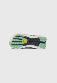 Podrá obuvi má štruktúrovaný biely, čierny a zelený design s výrazným žltým logom Vibram. Pružný vzor pre trakciu.