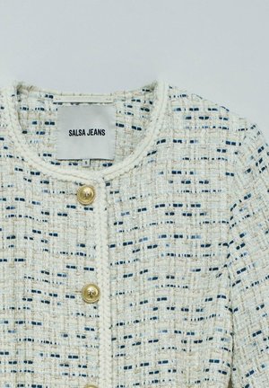 Giacca bianca e blu con una texture a motivo intrecciato, dotata di scollatura rotonda, chiusura con bottoni dorati e etichetta "Salsa Jeans".