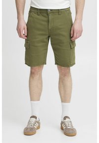Bermudas de color verde oliva con bolsillos laterales, fabricadas con una mezcla de algodón. Cuentan con un cierre de botón y pasadores para cinturón.