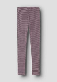 Leggings violets avec de fines rayures blanches, fabriqués en matériau extensible. Présentent un design ajusté avec une taille élastique.