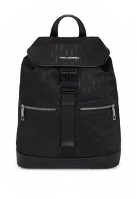 Svart ryggsäck av texturerat material med överfällning upptill, justerbara remmar, två framfickor med dragkedja och logodetaljer.