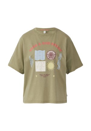 T-shirt en coton vert olive avec une coupe décontractée. Présente un imprimé graphique avec un soleil, des vagues et des formes en rouge, bleu et jaune. Manches courtes.