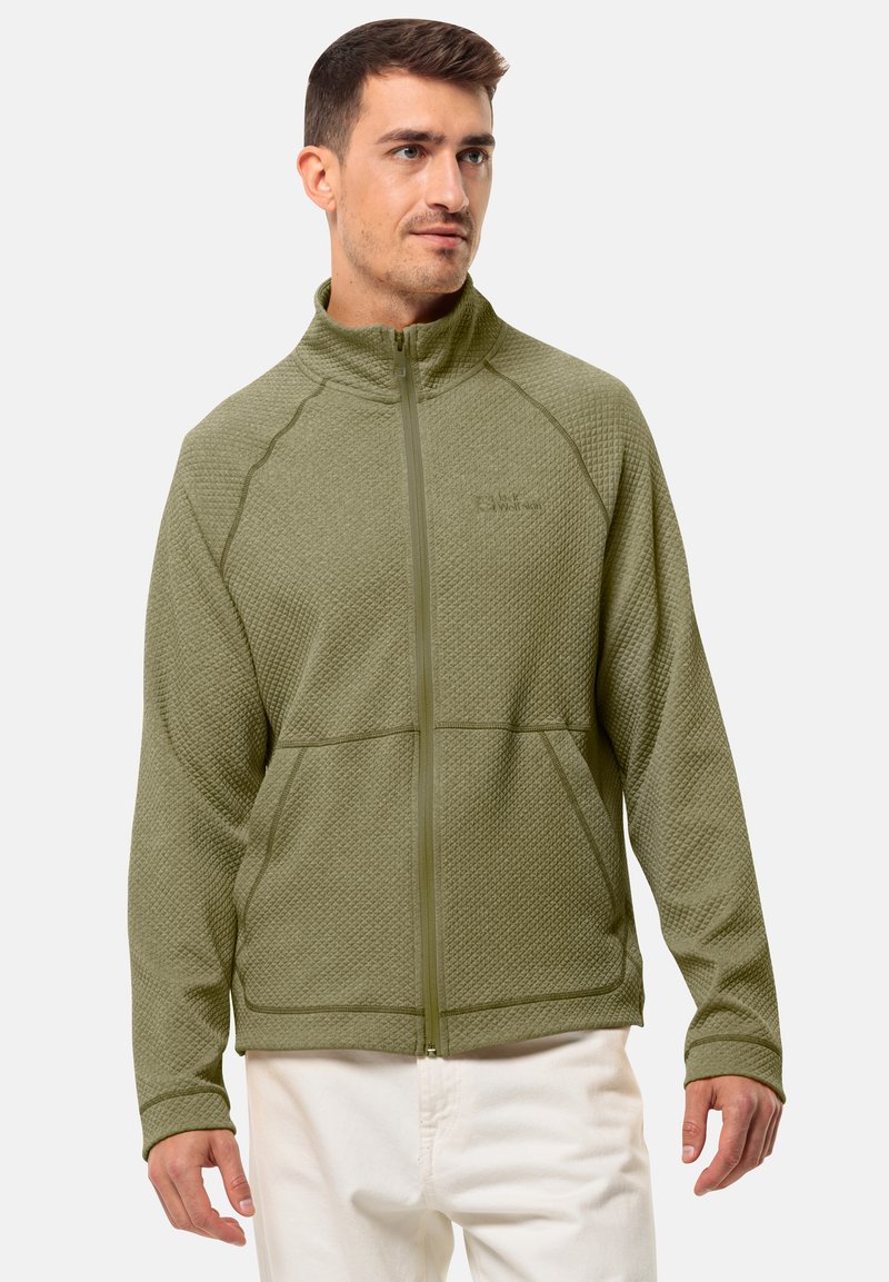 Giacca zip-up verde oliva con un motivo a maglia testurizzato, collo alto e due tasche frontali. Presenta cuciture a contrasto e una vestibilità rilassata.
