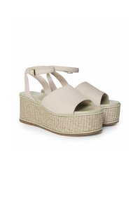 Beige platform sandalen met een geweven textuur basis, open teen en enkelbandje. Gladde synthetische bovenmateriaal met een gebogen ontwerp.