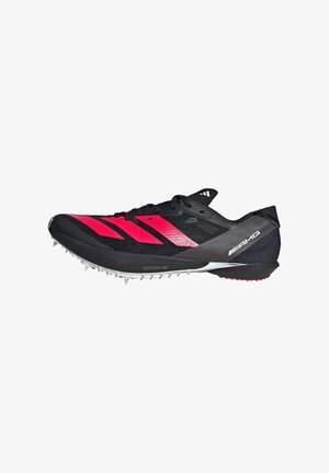 Schwarzer und pinker, athletischer Spritzschuh mit elegantem Design, leichtem Mesh-Obermaterial und auffälligem Drei-Streifen-Accents; ausgestattet mit Metallnägeln.
