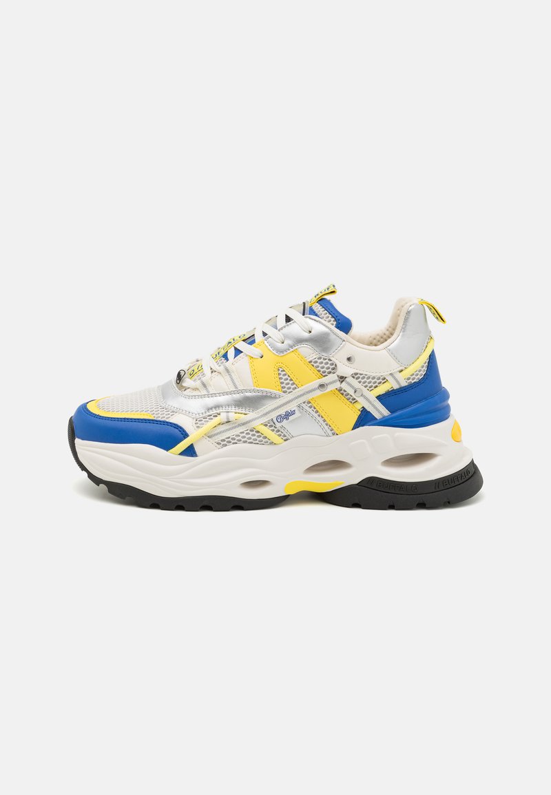 Sneaker multicolori con tomaia in rete e dettagli blu, gialli e argentati. Suola bianca spessa con battistrada nero testurizzato.