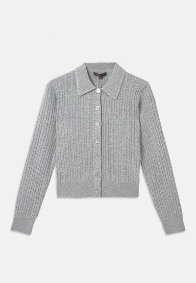 Cárdigan gris con textura acanalada, cuello tipo solapa, cierre frontal de siete botones y detalle adornado en el collar. Textura de punto suave, forma ajustada.