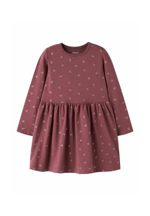 Robe bordeaux à manches longues pour tout-petit avec une taille froncée et de petits motifs papillons argentés sur tout le tissu.