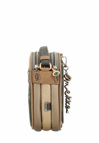 Bolso de mano compacto en cuero sintético gris y marrón claro. Cuenta con cremalleras dobles, charms laterales y acentos texturizados. Diseño simple con una forma estructurada.