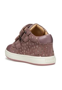 Scarpa ankle per bambini in suede rosa con due cinturini in velcro, motivi a cuore metallici e una suola in gomma bianca con un accento rosa.