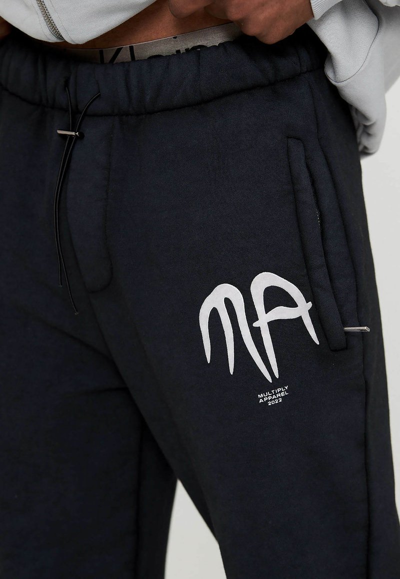 Herren Trainingsanzüge | Multiply Apparel JOGGER MA Jogginghose black/schwarz - OF48815 Herren Trainingsanzüge | Multiply Apparel JOGGER MA Jogginghose black/schwarz - OF48815